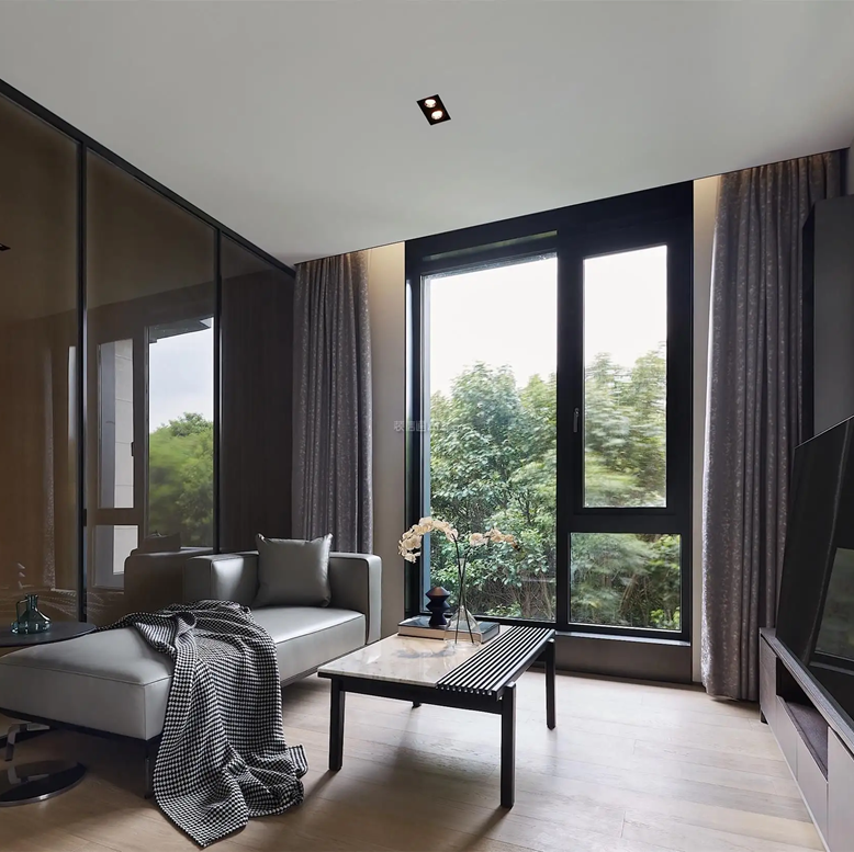 客厅小窗高采光